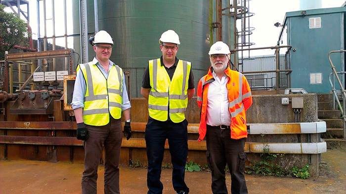 图片1。本·桑德斯和韦恩Daysh韦斯有限公司化学计量解决方案提供商,参观枫向泰晤士水务公司污水处理厂操作员皮特·托马斯。