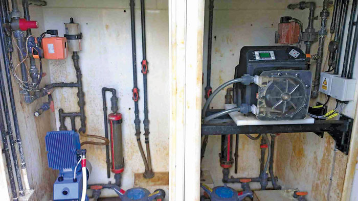 图片2。旁边的蠕动计量泵是一个隔膜泵取代枫提出污水处理厂。BETVICTOR体育官网