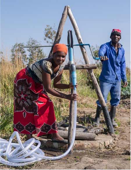 图4:马拉维的农民使用绳子和洗衣机灌溉泵。(图片由Pump Aid提供)