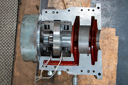 力学和工程师进行多次检查泵组件,包括Kingsbury-type推力轴承。